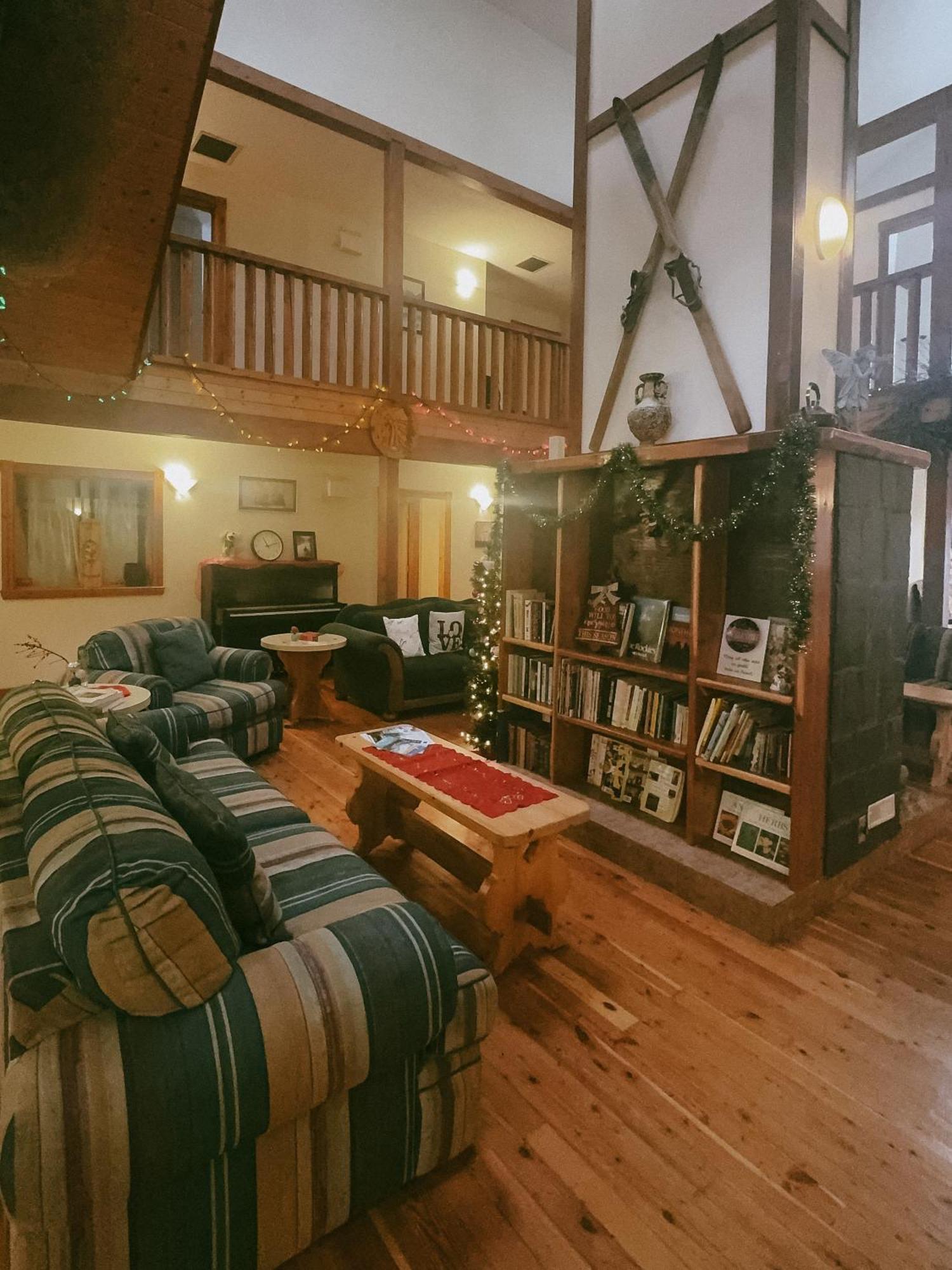 Alpine Meadows Lodge Голдън Екстериор снимка