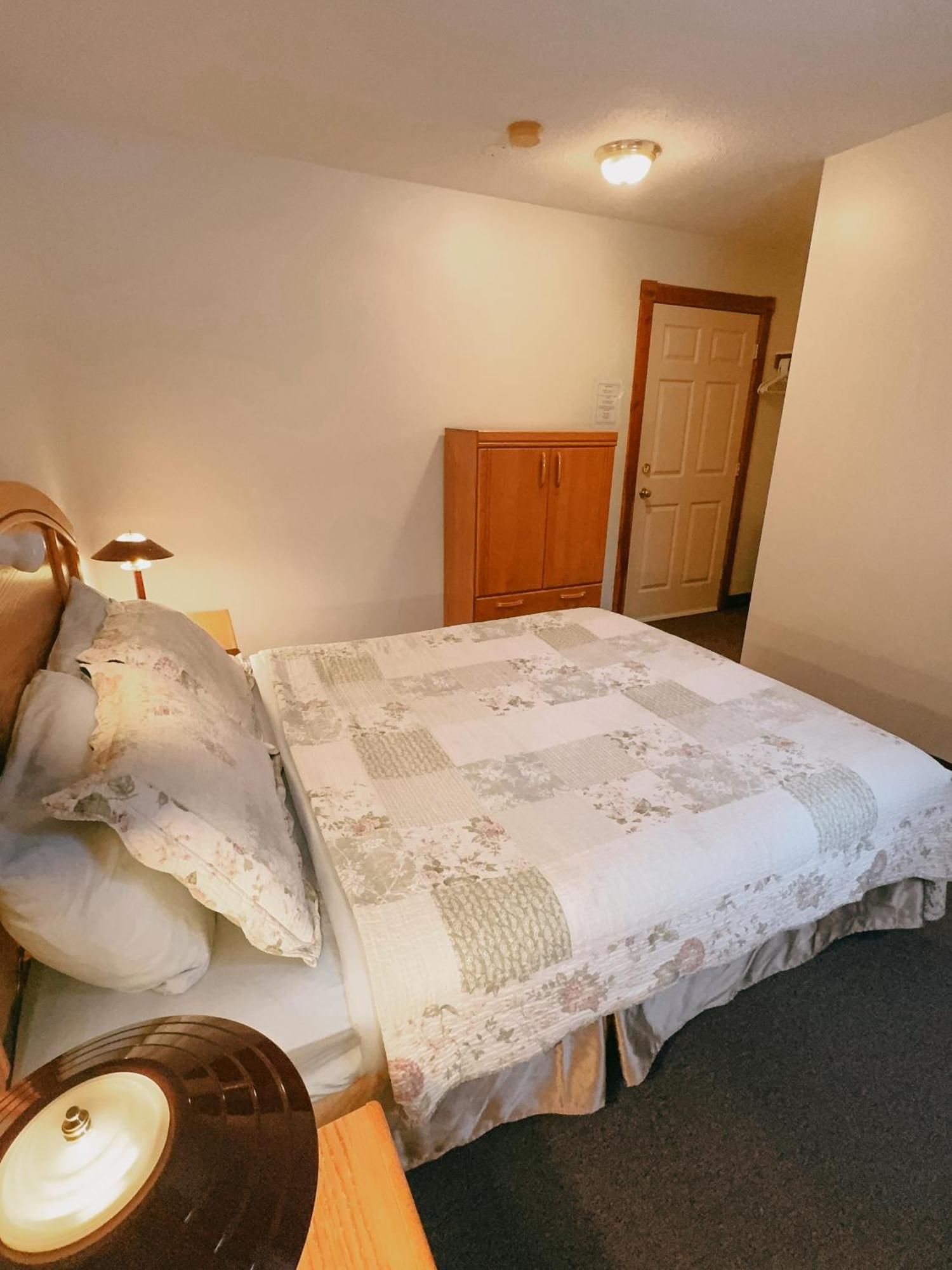 Alpine Meadows Lodge Голдън Екстериор снимка