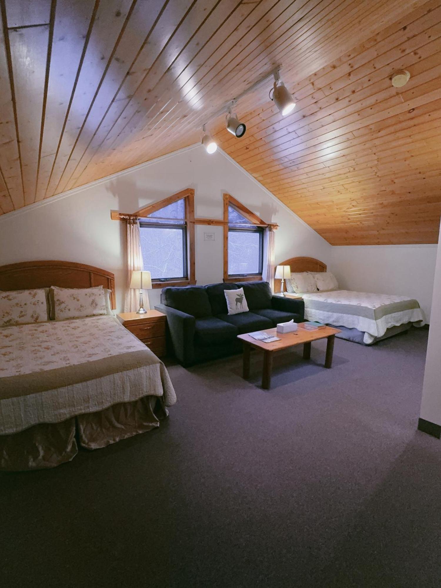 Alpine Meadows Lodge Голдън Екстериор снимка