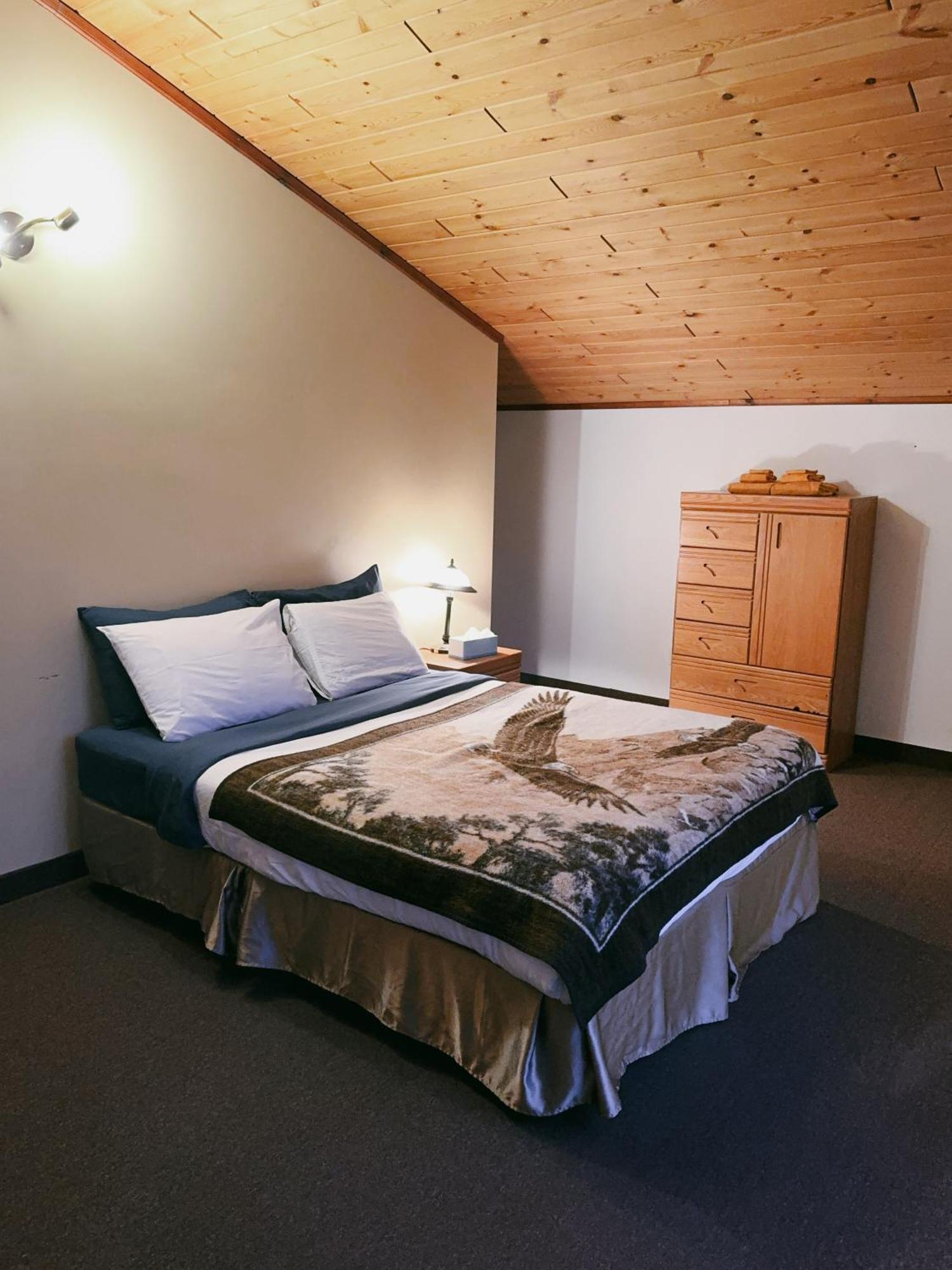 Alpine Meadows Lodge Голдън Екстериор снимка