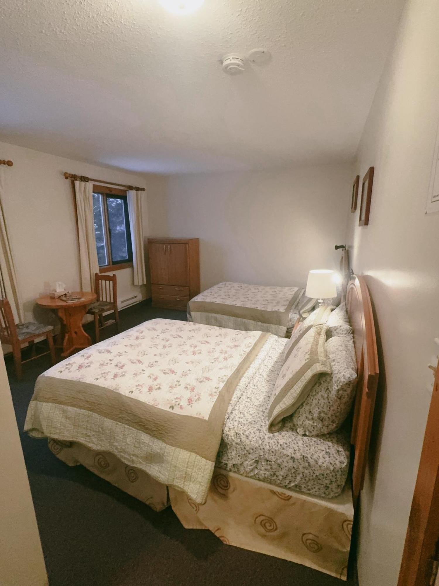 Alpine Meadows Lodge Голдън Екстериор снимка